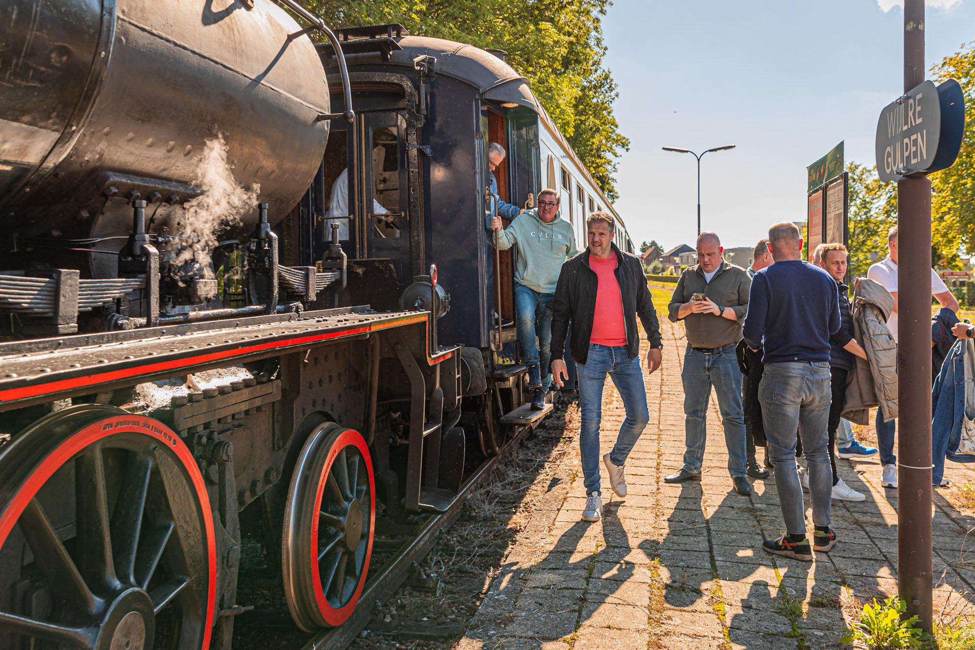 Groep die tijdens een bedrijfsuitje meegaan in de miljoenenlijn