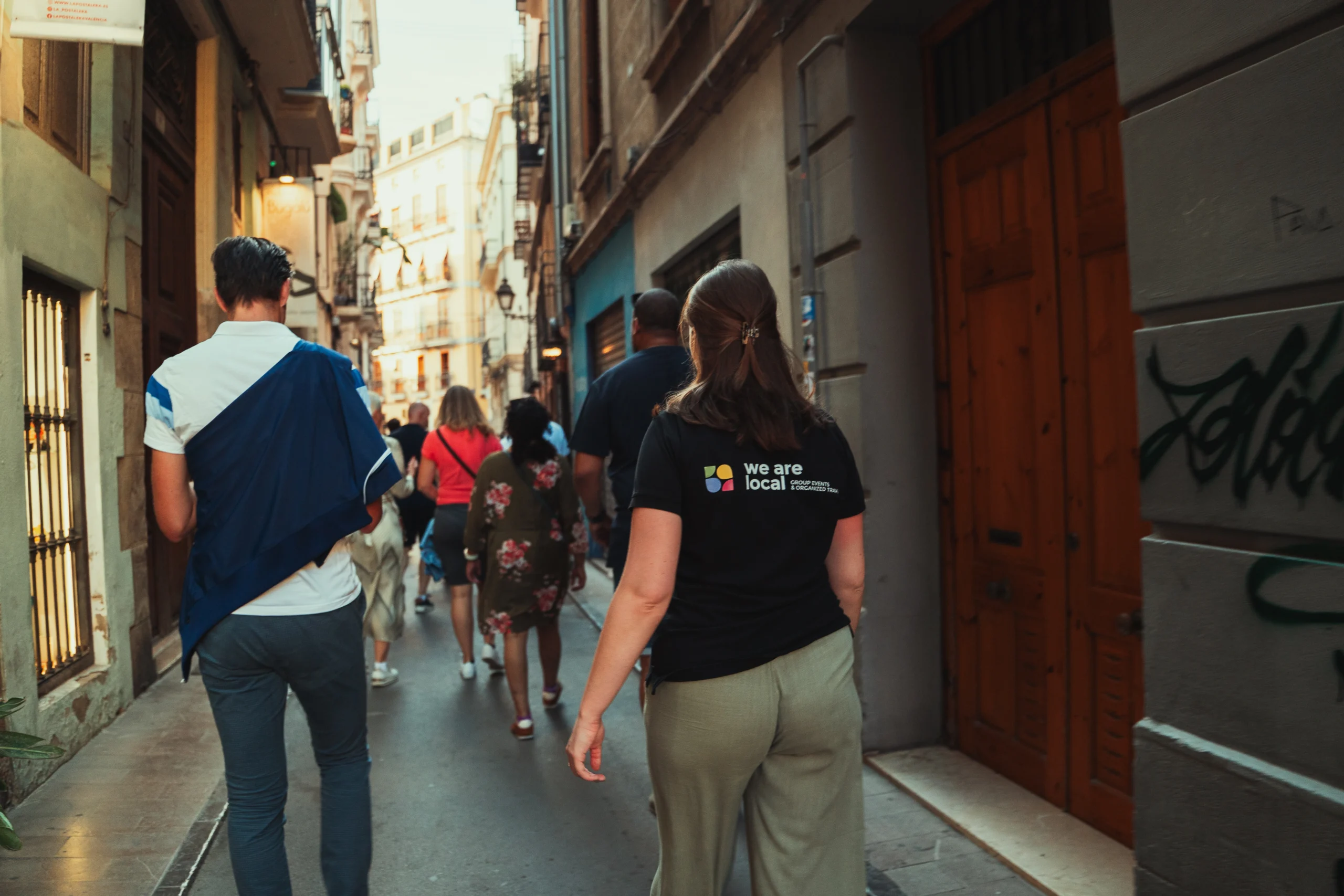 Gids van We are Local begeleidt een groep tijdens een bedrijfsuitje met overnachting