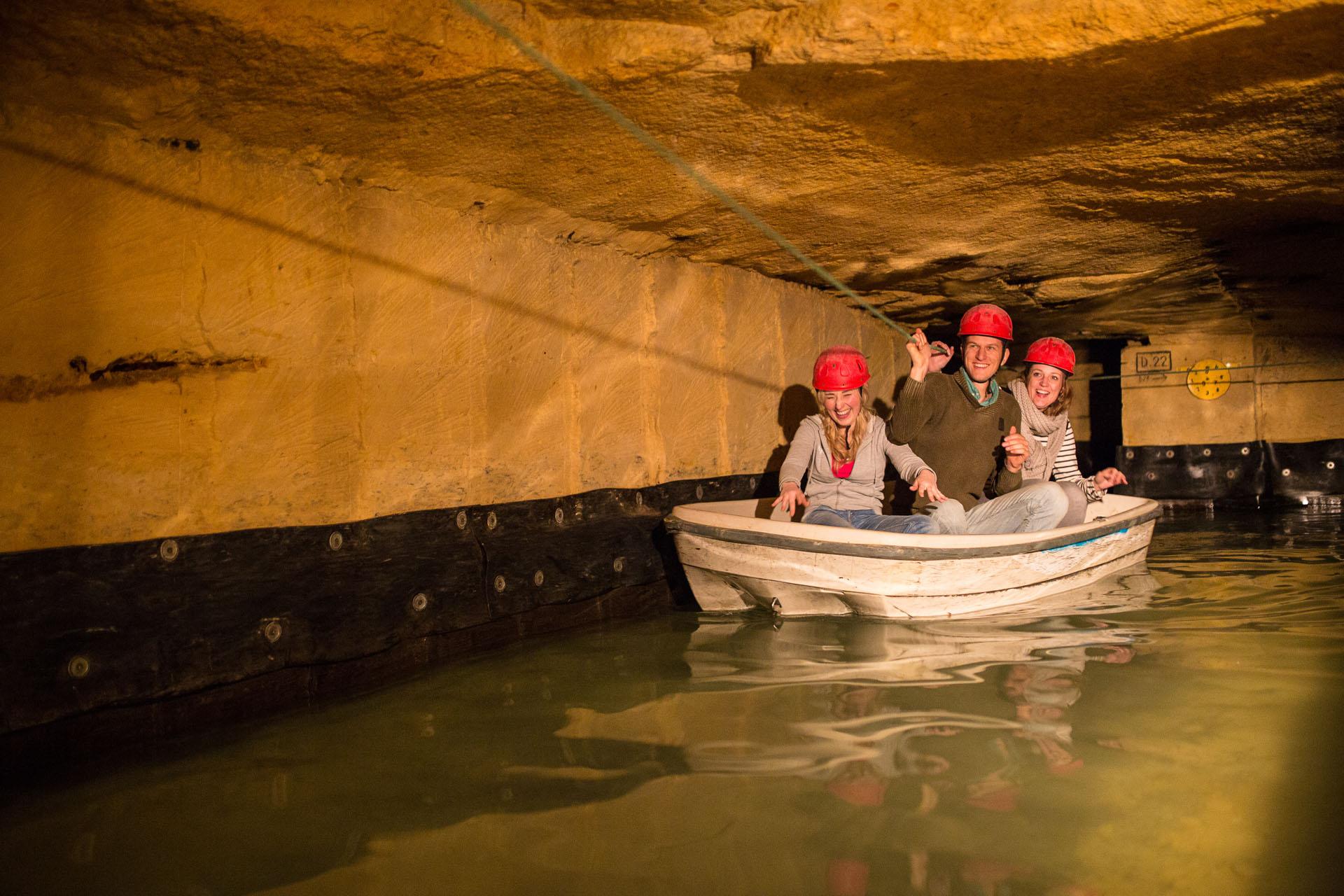 Bedrijf dat aan Employer Branding bouwt door de activiteit: Grotten Valkenburg met bootje te doen met een team